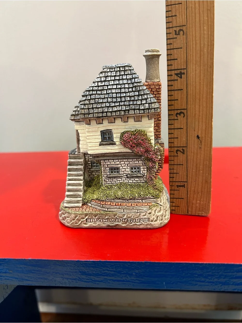 David Winter Cottages The Signal Box 2000 Guild Symbol of Membership D1071 Boxed